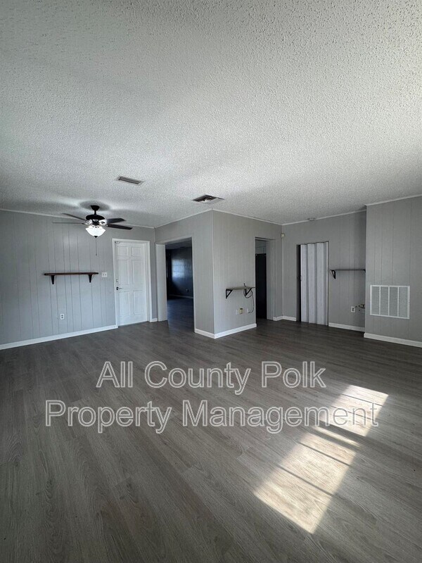 Foto del edificio - 1043 Pineview Pl