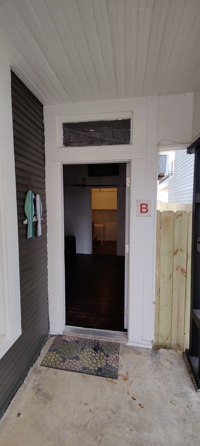 Building Photo - 206 Melba St