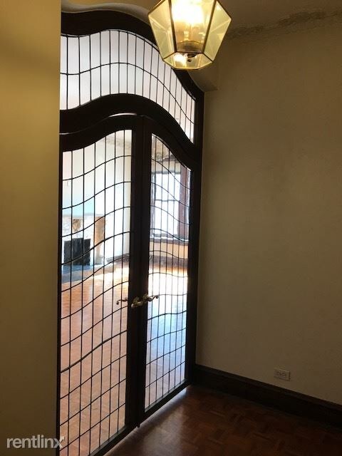 Foto del edificio - 2 br, 1 bath  - 3221 N Clark St 3