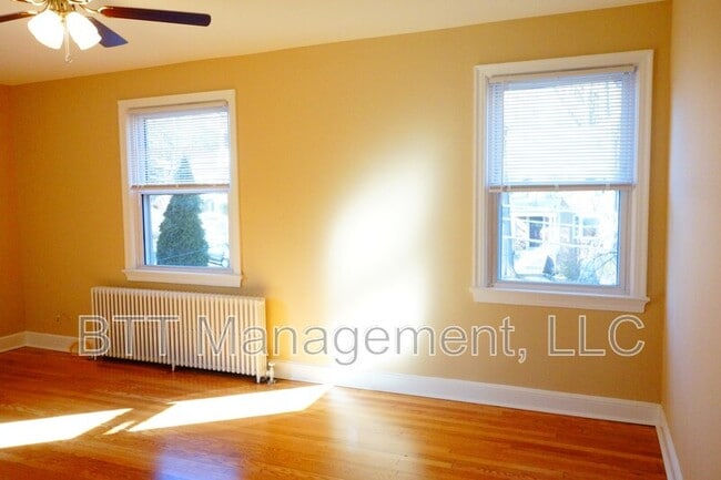 Building Photo - 907 Hudson Ave