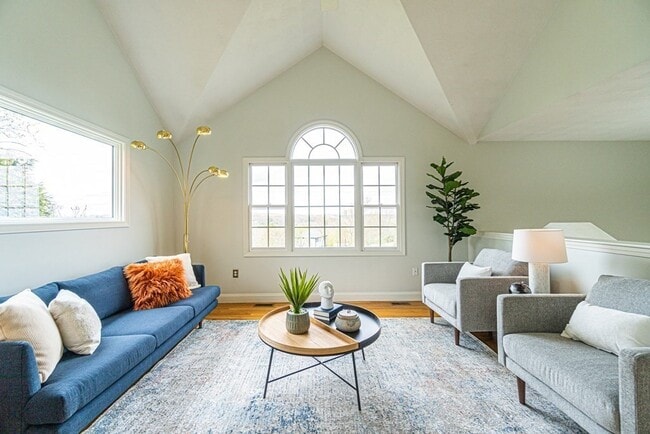 Building Photo - 32 Waltham St