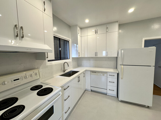 Building Photo - Spacious, Renovated 2-Bedroom Main Floor A...