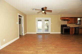Building Photo - 103 E Meadow Ln