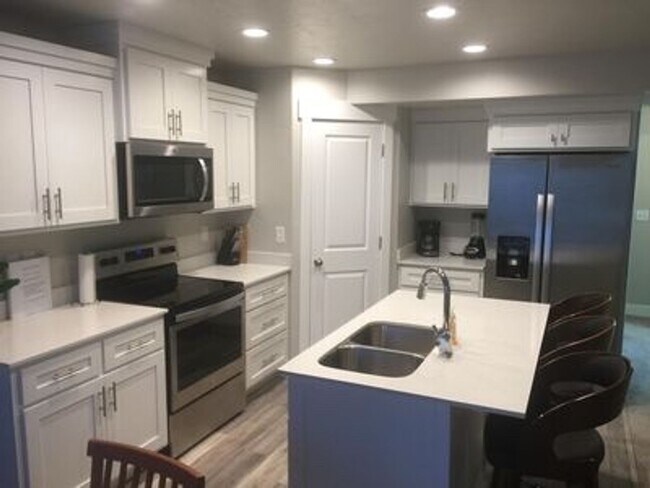 Building Photo - Three Bedroom Townhome; Bear Lake, 1,550 s...