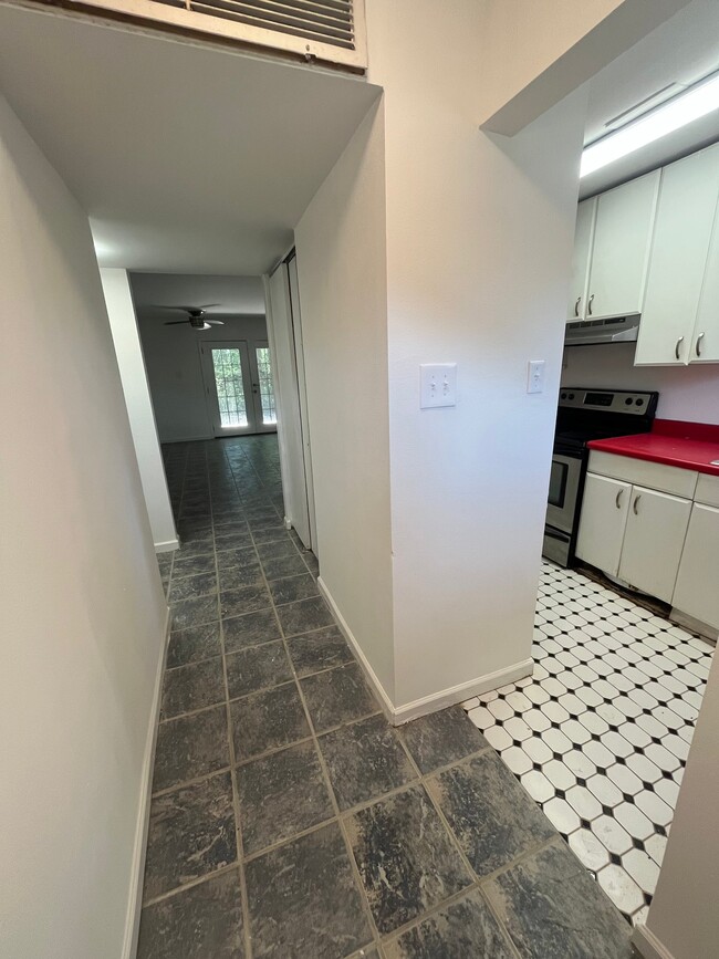 Building Photo - 3838 Pontchartrain Dr