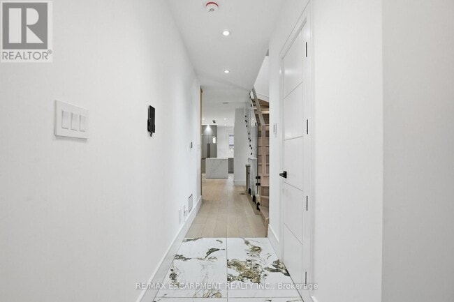 Building Photo - 10A Benson Ave