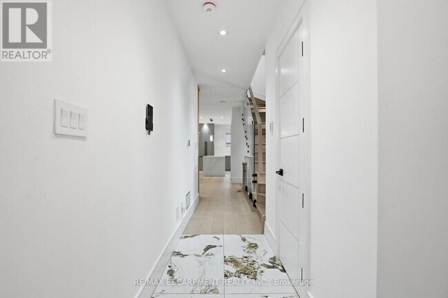 Photo du bâtiment - 10A Benson Ave