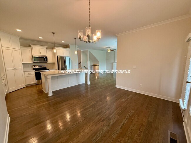 Foto del edificio - Beautiful 4-Bedroom 2-Story Home with Mode...
