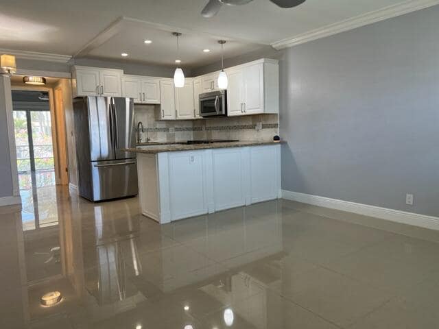 Building Photo - 800 Horizon W