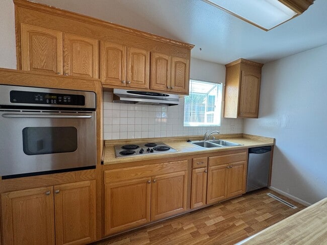 Foto del edificio - Single level 4 bedroom, 2  bath home – mov...