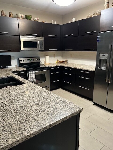Kitchen with snack bar - 400 N Richmond St
