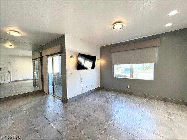 Foto del edificio - 6955 N Durango Dr