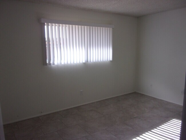 Building Photo - 2 Bedroom 1 Bath Home