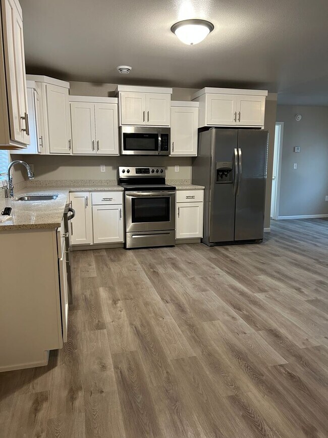 Foto del edificio - 3-Bed, 2-Bath Townhomes Near Downtown Farg...