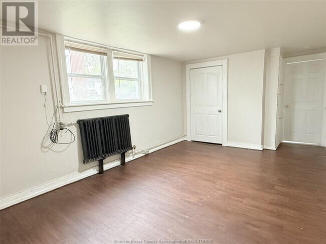 Photo du bâtiment - 1518 University Ave W