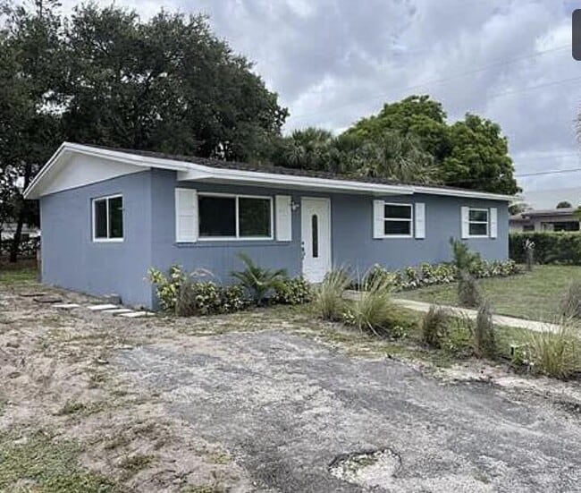 Building Photo - 372 NW 4th Ct