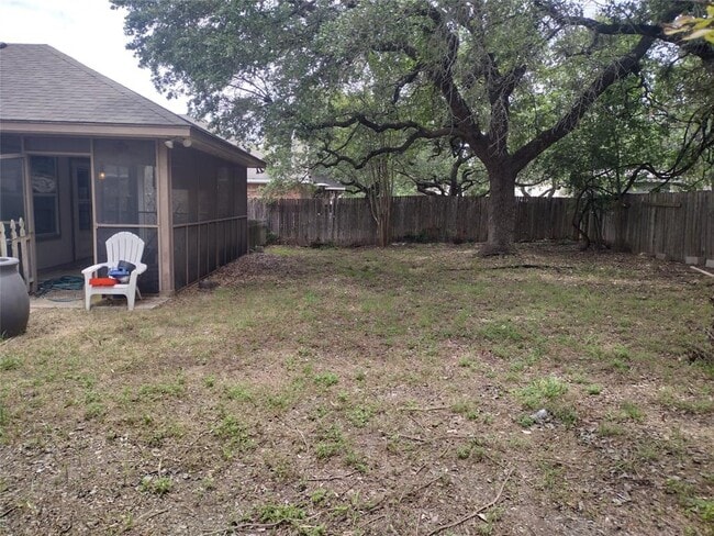 Building Photo - 136 Trinity Dr