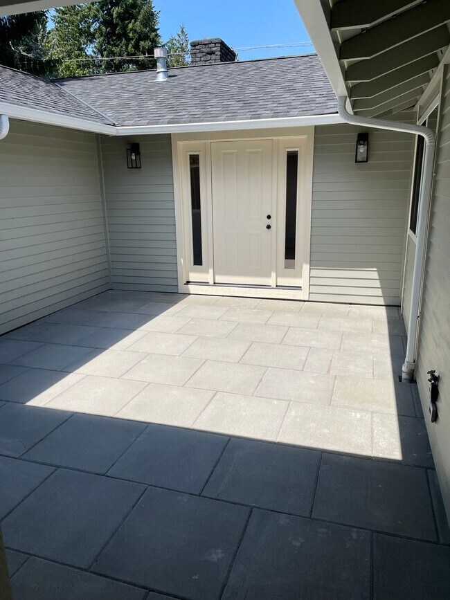 Foto del edificio - 4 Bed 2.5 bath Tam o'Shanter remodeled ram...