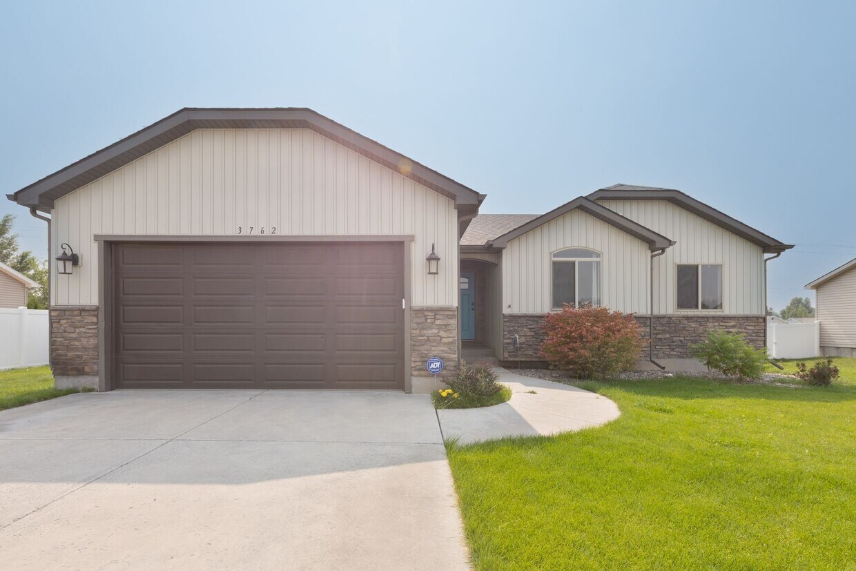 Foto principal - 5 Bed 3 Bath Home in Idaho Falls - $500 OFF 1ST MONTH