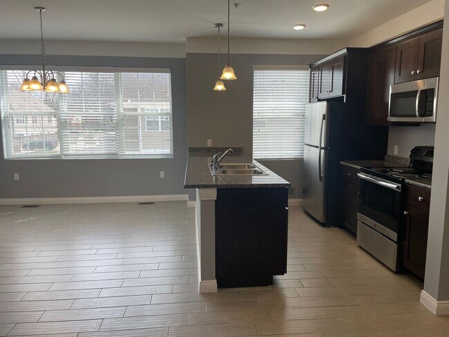 Foto del edificio - 3-Bedroom, 2-Baths, 1350 SF condo-style apartment, Upper Unit in Shelby Township.