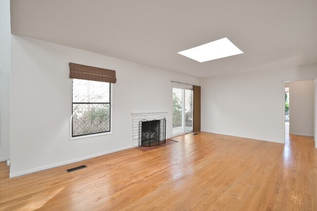 Foto del edificio - 4 Bedroom Home on Cul de Sac in Hermosa Beach ** Coming soon 4/21/2026**