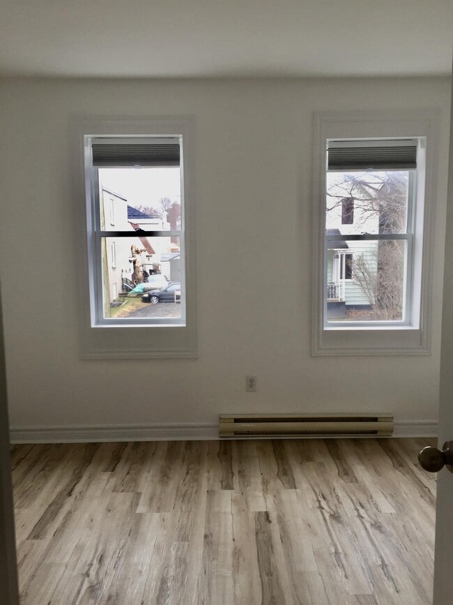 Building Photo - 243 Carillon St