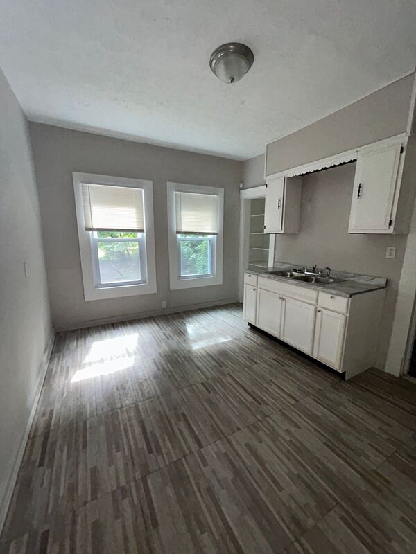 Foto del edificio - 2853 E 99th St