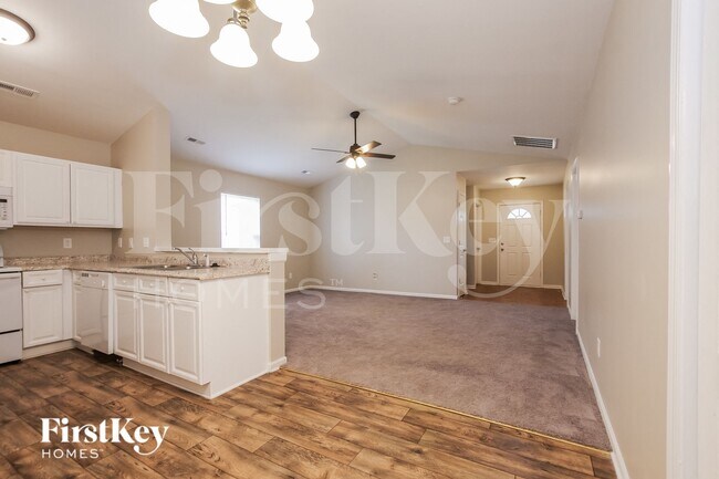 Foto del edificio - 5823 Hamilton Oaks Dr