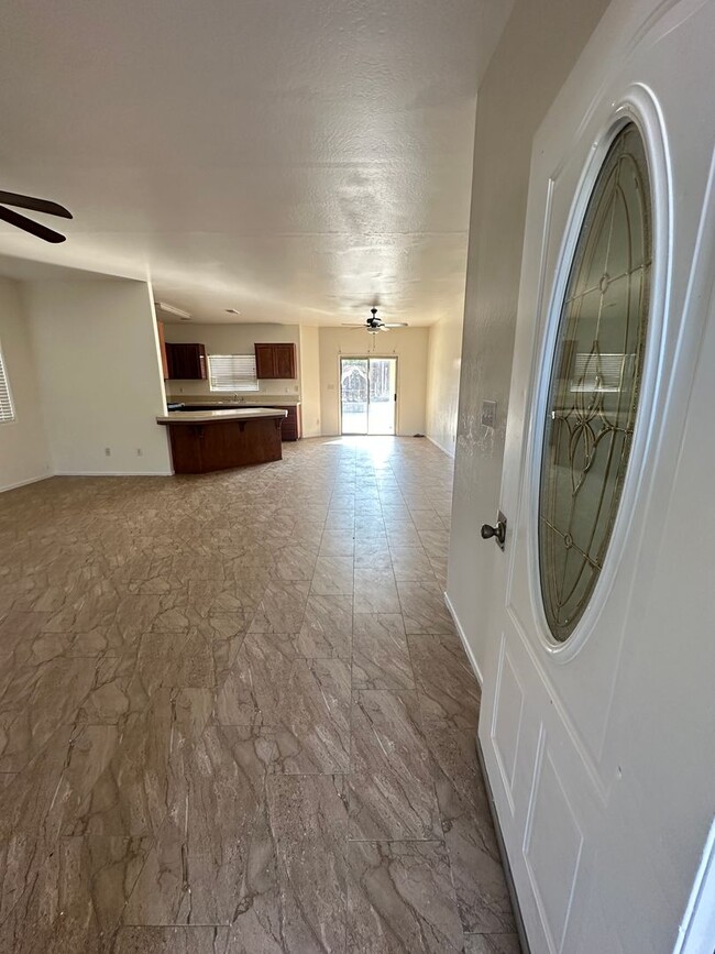 Foto del edificio - Charming 4-Bedroom Rental in Bakersfield, CA