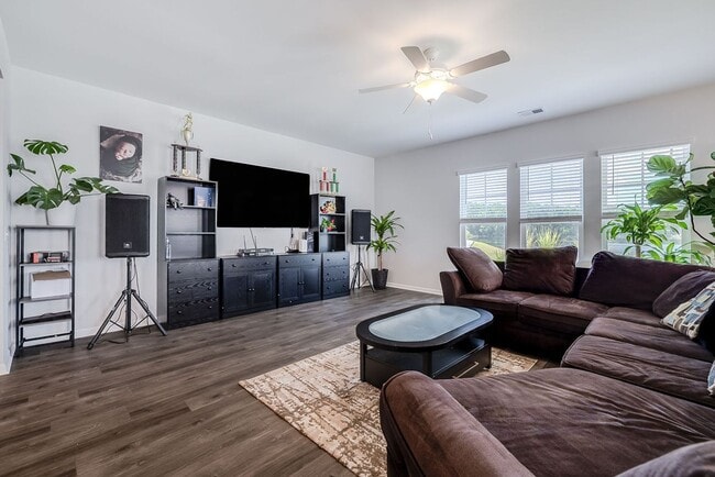 Foto del edificio - Luxury Meets Simplicity in This One-Story Ranch 3 Bed / 2.5 Bath