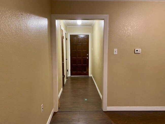 Building Photo - 613 NW Sandra Ln