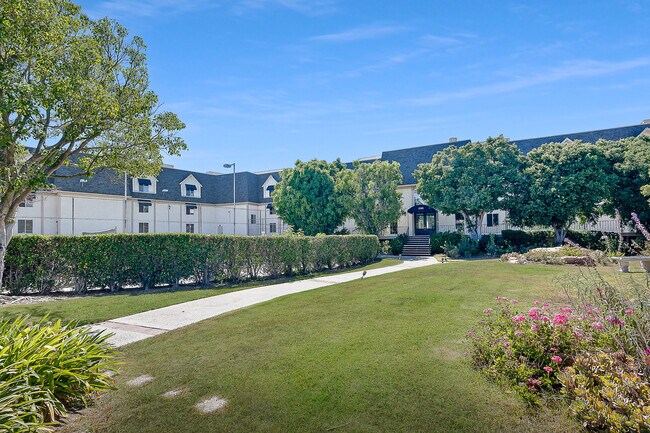 Building Photo - 2385 Roscomare Rd