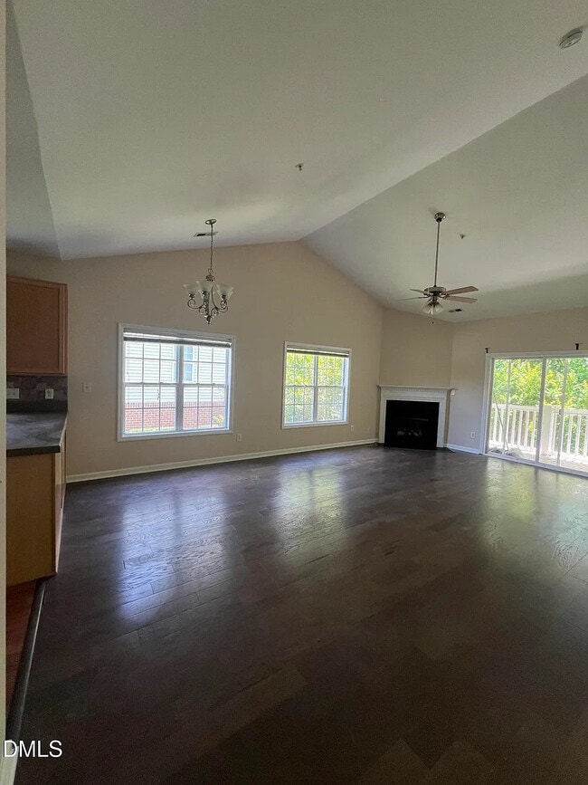 Foto del edificio - Room in Condo on Claret Ln