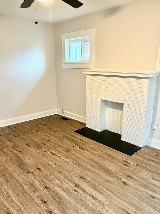 Foto del edificio - Remodeled 1 bedroom duplex with off street...