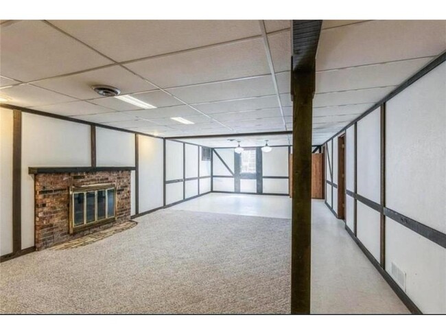 Foto del edificio - 7065 Montrose Rd