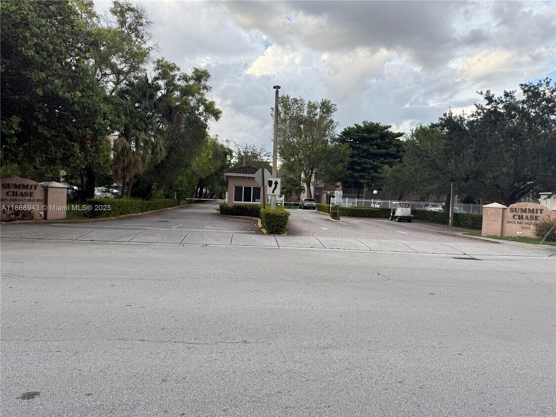 Foto principal - 8405 NW 8th St