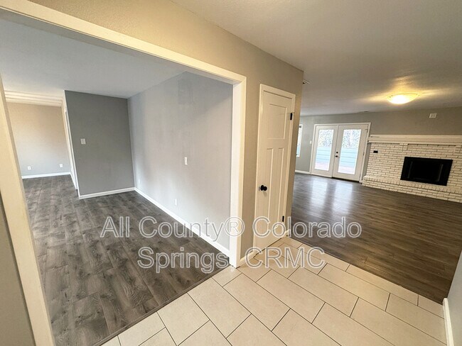 Foto del edificio - 460 Wintery Cir N