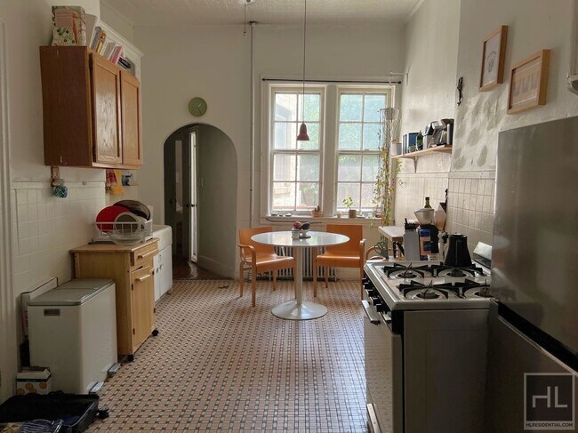 Building Photo - Lofty 2 bedroom/1 Bathroom apt available f...