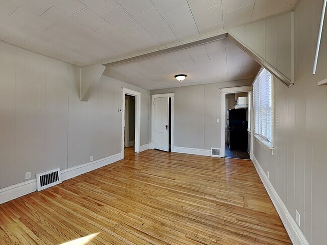 Building Photo - COMING SOON!! Charming 3 Bedroom, 2 Bathro...