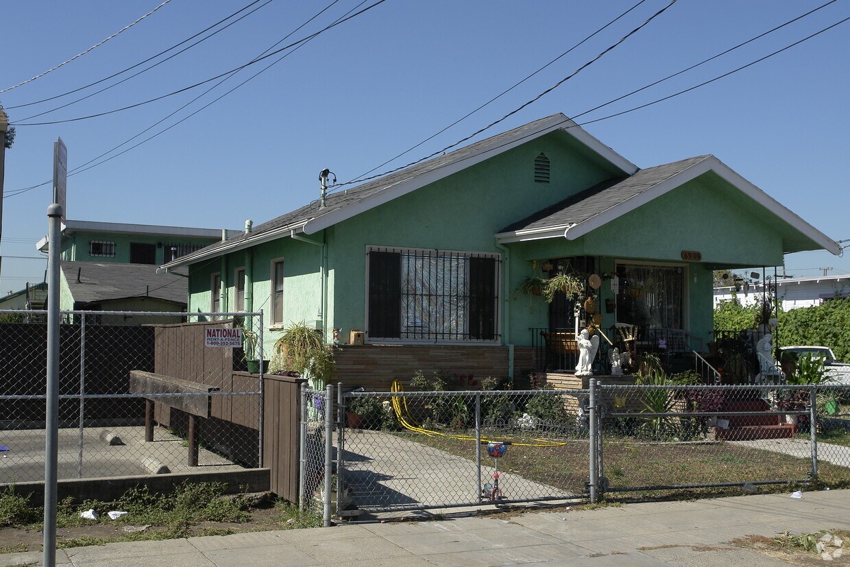 Foto principal - 6905-6909 Fresno St