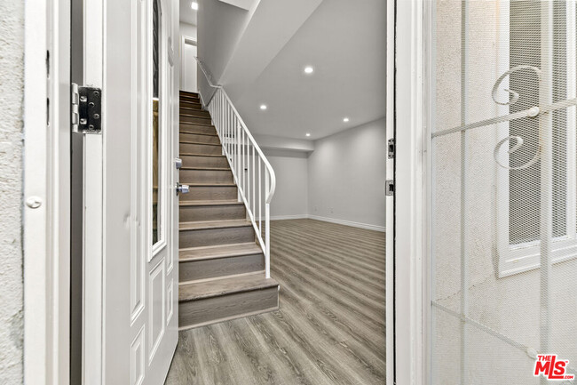 Building Photo - 330 E Dryden St