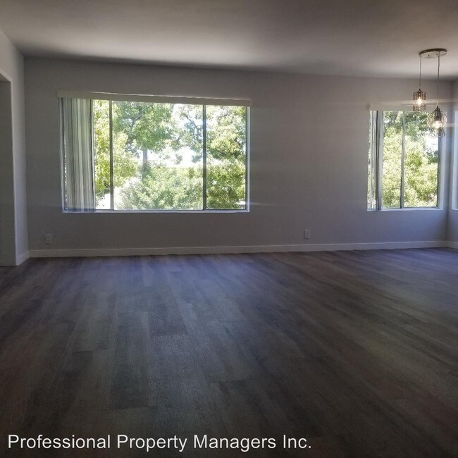 Foto del edificio - 544 N Hayworth Ave