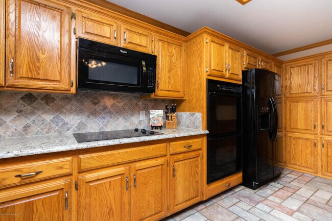 Foto del edificio - 4 Bedrooms 3 bathrooms, OFFICE 2 living rooms, and 2 car garage