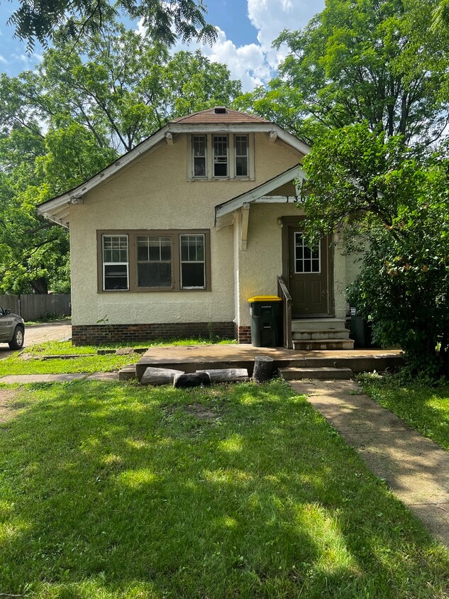 1304 6th St SW Unit A, Willmar, MN 56201 Apartments in Willmar, MN