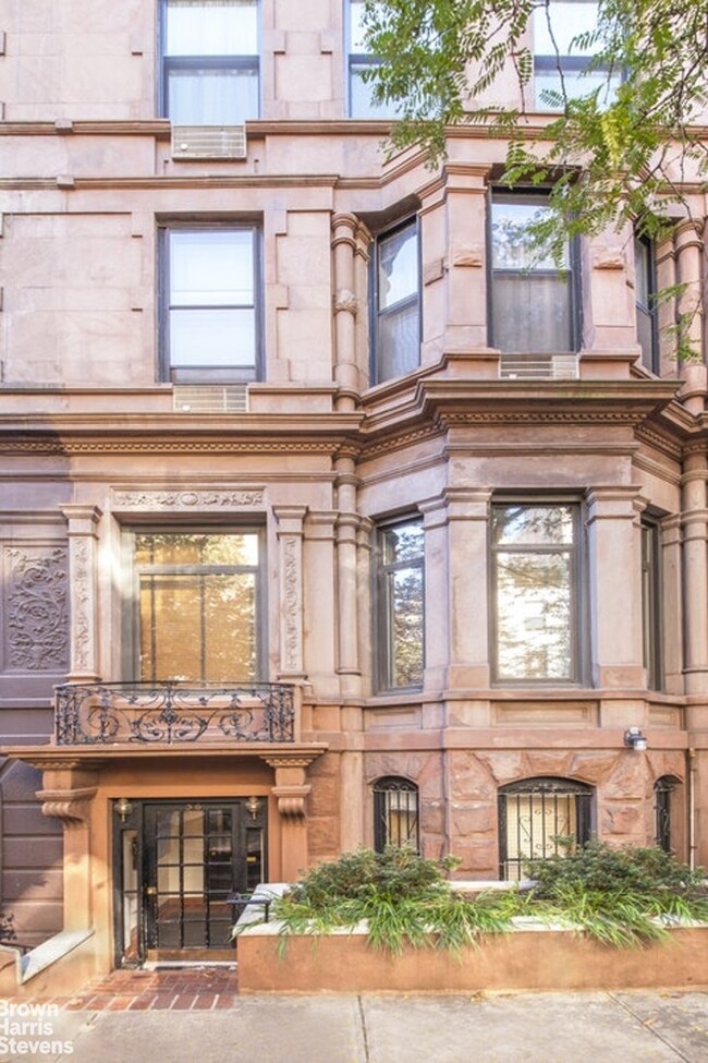 Building Photo - SUNNY PARK BLOCK BROWNSTONE ONE BEDROOM