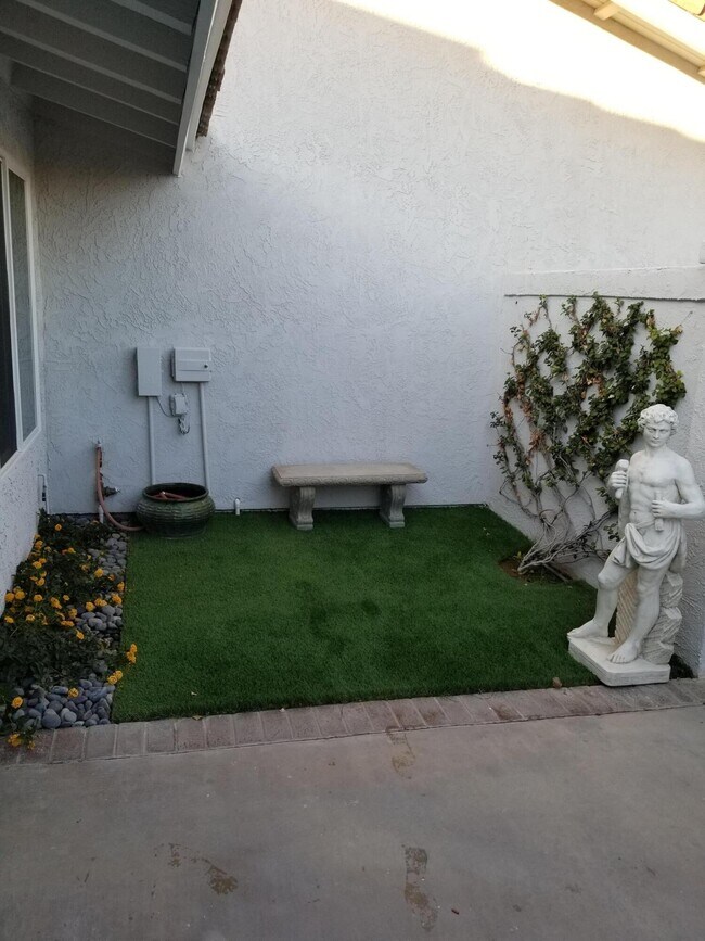 Foto del edificio - 72725 Sweetbush Ln