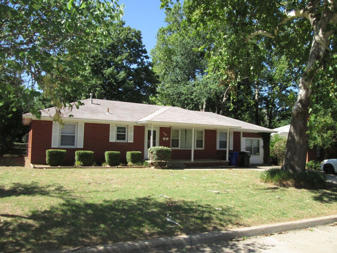 Foto principal - (3-4) Bedroom/(2) Bath Avail Mid June! Clo...