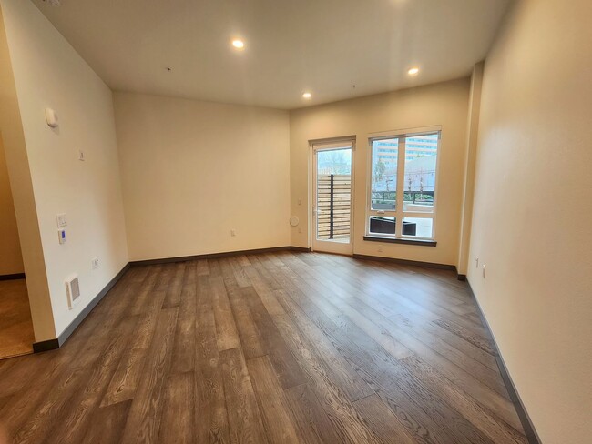 Foto del edificio - Brand New Urban One Bedroom Condo in Totem...
