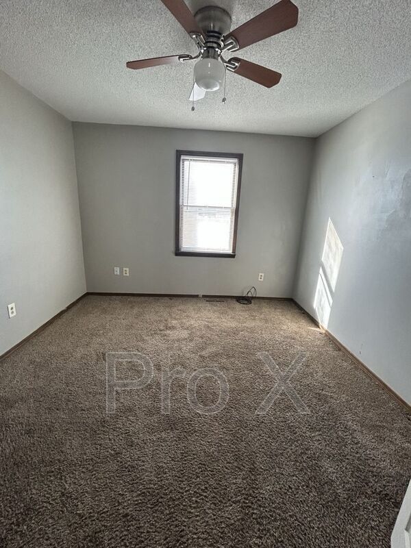 Foto del edificio - 313 E 8th St