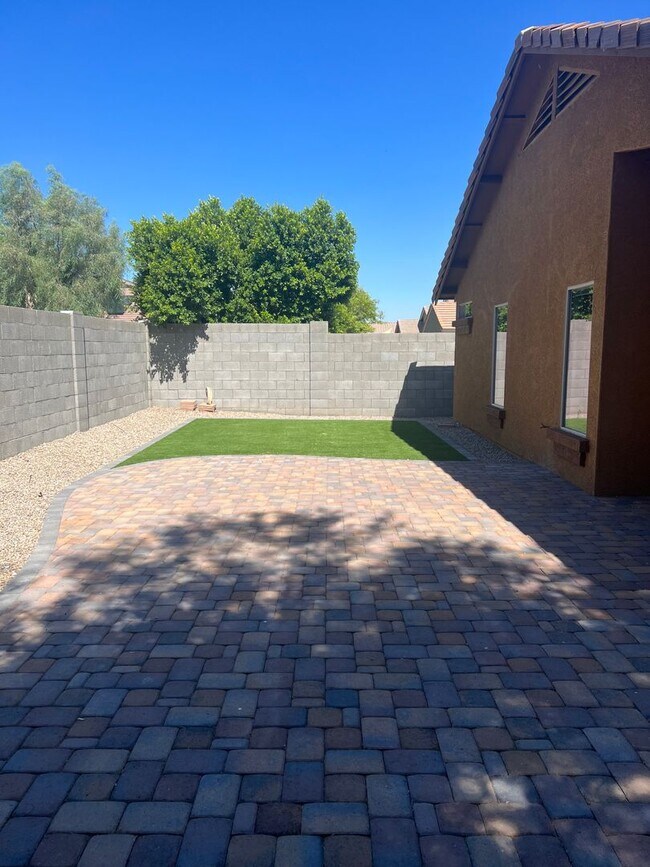 Foto del edificio - 4 BED 2 BATH IN SURPRISE